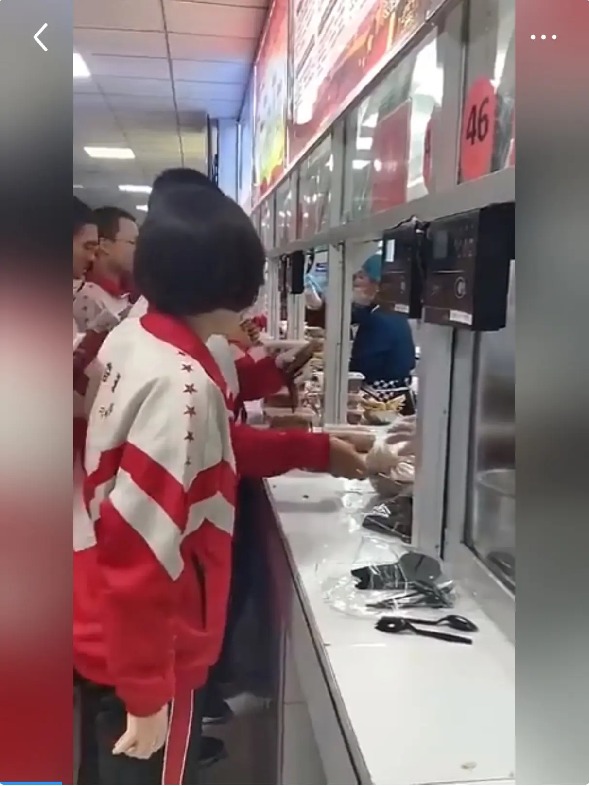 衡水中学食堂吃饭时的场景，每年出那么多清华北大真的是有原因的！  
