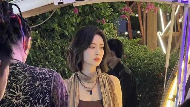 孟子义柬埔寨拍戏被偶遇，五官精致 身材火辣！这风格很适合孟