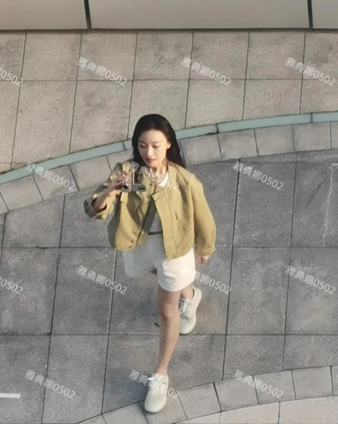 公司楼下遇到了一个美女，又高又瘦又白，仔细一看这不是倪妮嘛!
明星果然是明星，气