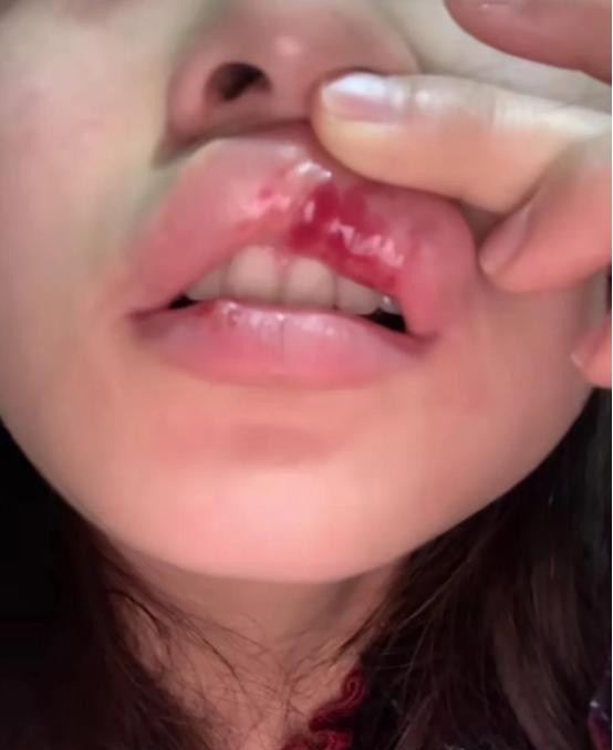 20岁女孩的遭遇简直是人间惨剧！老天爷啊，这世上真有这种爹？女儿被偷看日记，反抗