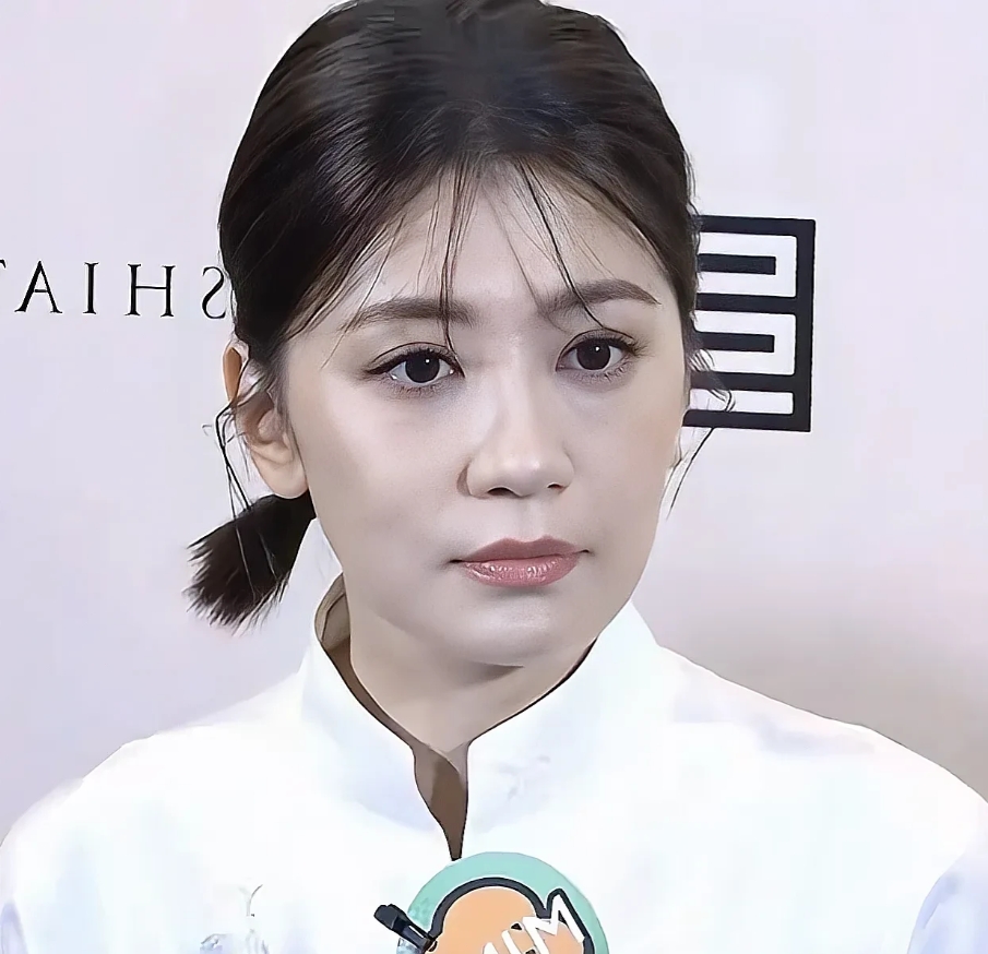 年过半百还清透如少女的
娱乐圈估计也只有她了吧
尤其是这眼睛哪像51岁的人
脸上