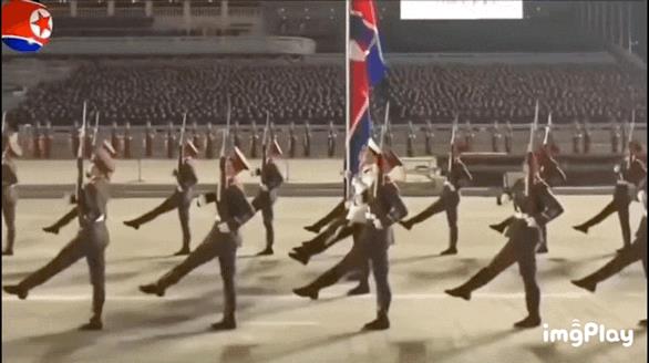 朝鲜国旗护卫队正步也学中式操典了。
朝鲜近些年把部队的操典，特别是正步改成了中