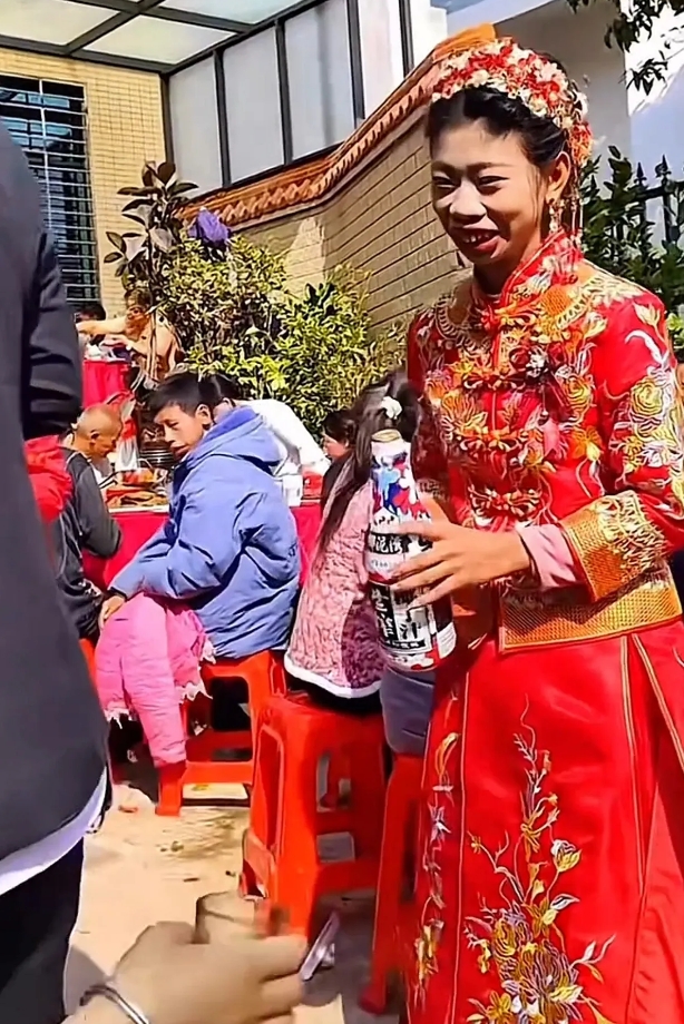 表哥好福气，娶了个亭亭玉立的媳妇。