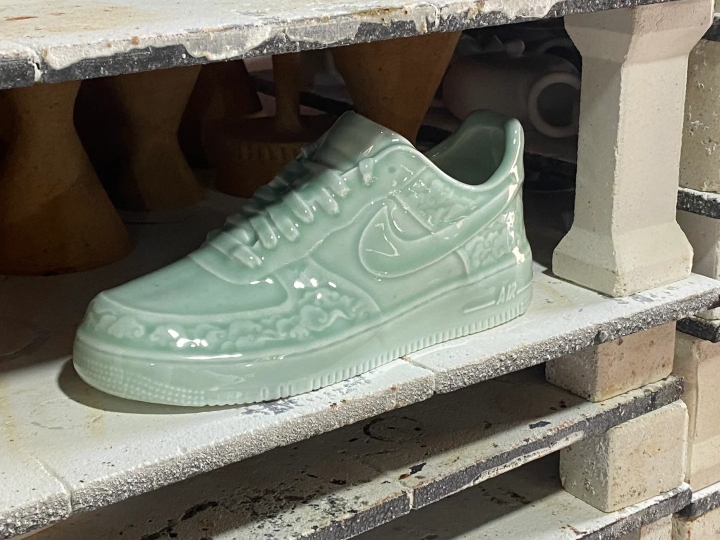 烧出来的色差也太大了吧？
喷涂的釉料是红色的，经过高温烧制后变成了淡淡的青绿色，