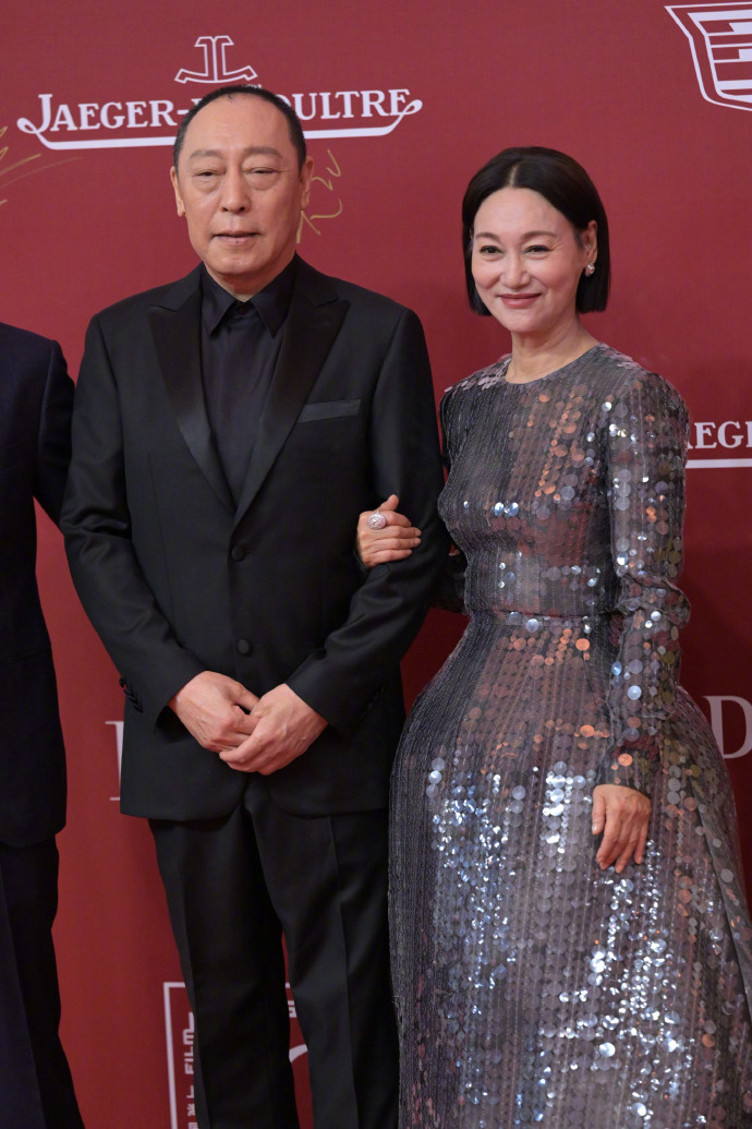 上海电影节红毯正式开始，本届上海电影节开幕片《我爱你！》主演倪大红、惠英红、梁家