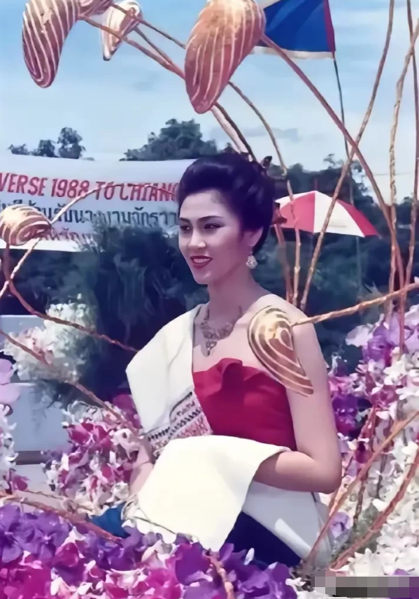 照片中这个女人，20多岁和40多岁的对比，我觉得人们更喜欢她40多岁的时候。
2