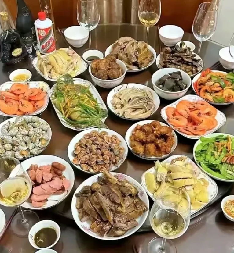 好几年回来一次，这是哥嫂准备的一桌菜，没一盘是现炒制的，熟菜是外面小作坊买的，虾
