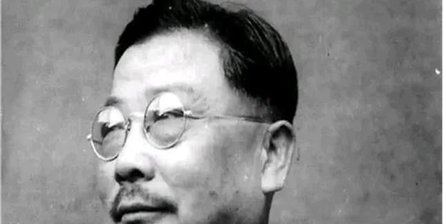 1937年，李克农外出散步，一个戴草帽的老农朝他扔了一个纸团，直到他弯腰捡起纸团