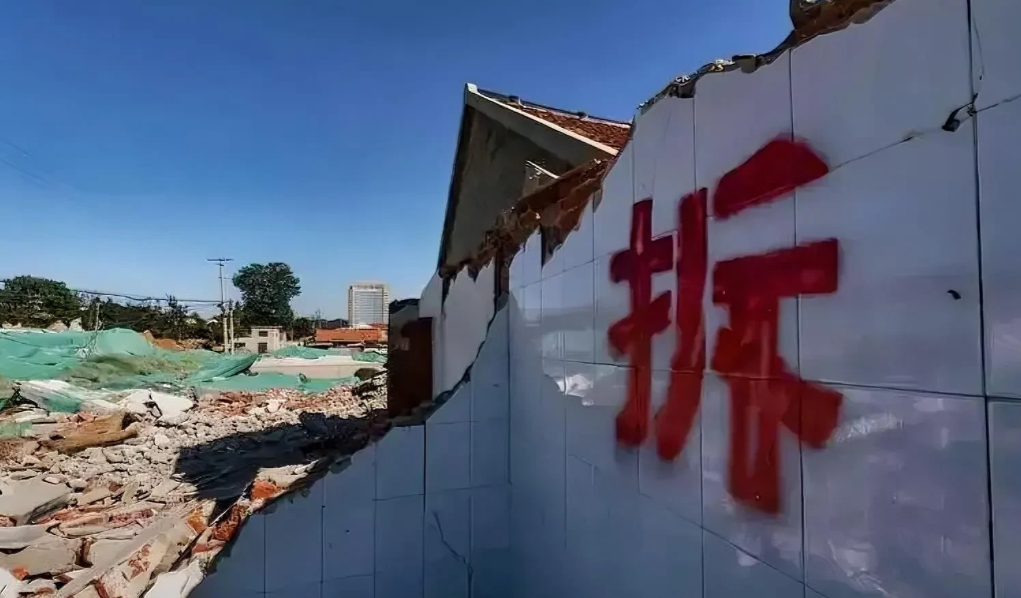 河北，一男子获得400000元拆迁款后，打算在镇上买一套房子，岂料，钱还没捂热乎