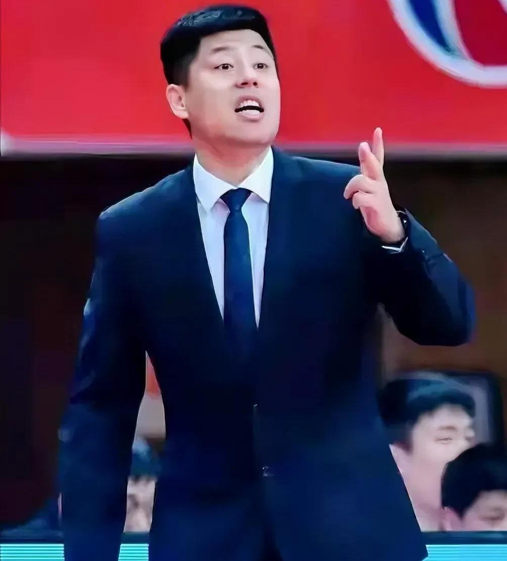 直接颁奖吧！本赛季最佳教练，非山西队的潘江莫属！看看他昨晚的这个阵容安排吧，如有