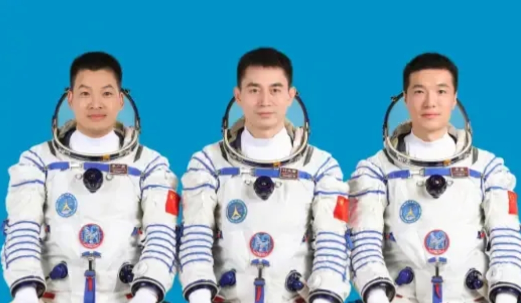 神十八任务完成得非常出色！全区合练和全系统气密性检查一切顺利，火箭、飞船加电性能