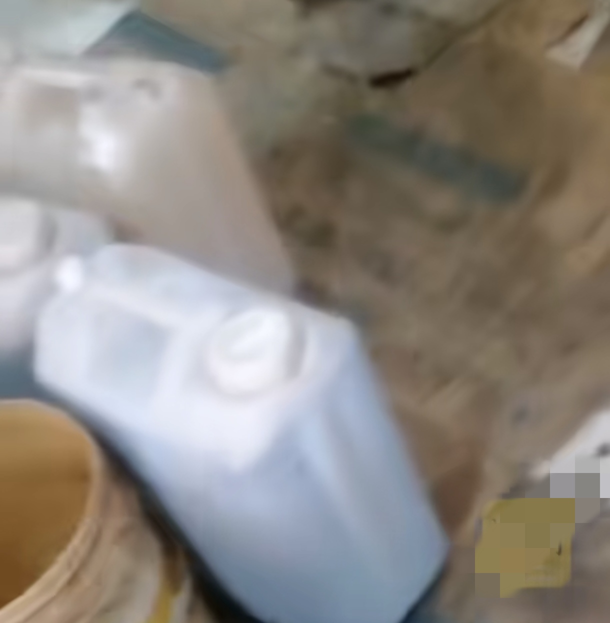 最近有网友拍视频举报河南新乡的一家胖东来超市擀面皮的加工场所卫生环境脏乱差。
6