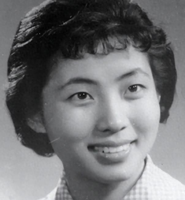 1960年，17岁的李炳淑从安徽来到上海戏曲学校，作为插班生追求她的艺术梦想。尽