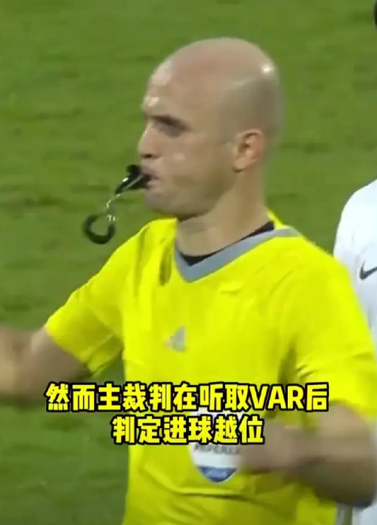 神级裁判，我愿意称他为国际顶级金哨！

这场比赛裁判的表现无可挑剔，让人忘记了这