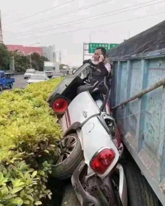 这哥们一定是祖坟冒青烟了