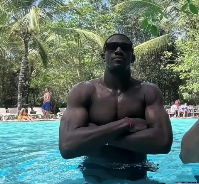 湖人被黄蜂阴了一把，没了首发中锋，内线告急。给湖人支个招：不妨好好培养下杰米森，