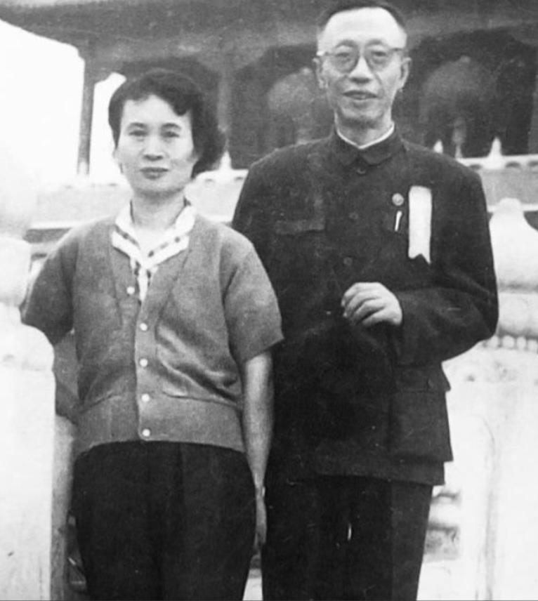 1962年，56岁的溥仪与38岁的女护士李淑贤结为连理。新婚夜，溥仪并未与新娘共