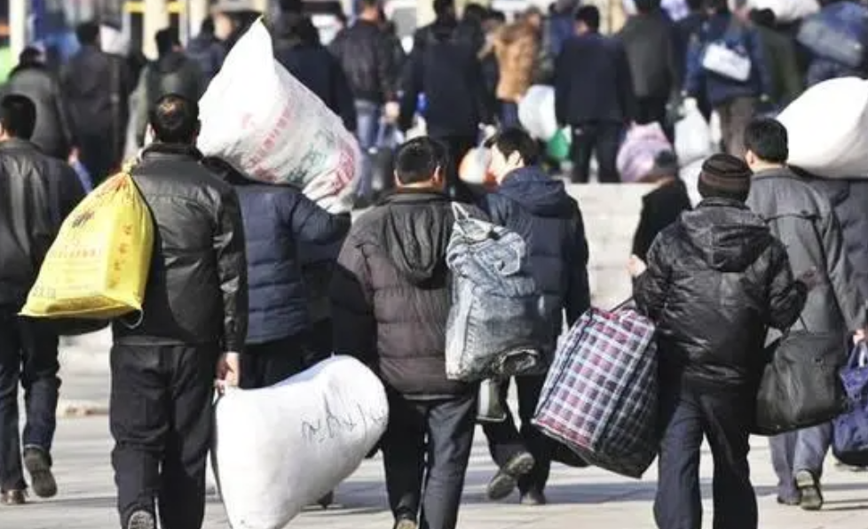 90年代中国4500万国企职工下岗，可以说当时场景比美国的“大萧条”更严峻，我们