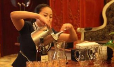男子逼服务员下跪倒酒出门被砍

                        