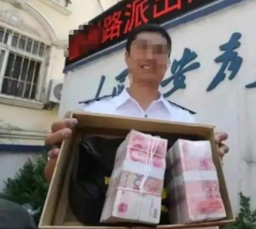 “太无耻。”浙江，男子捡到22万，立刻报警，警察调出监控，很快找到了失主，失主拿