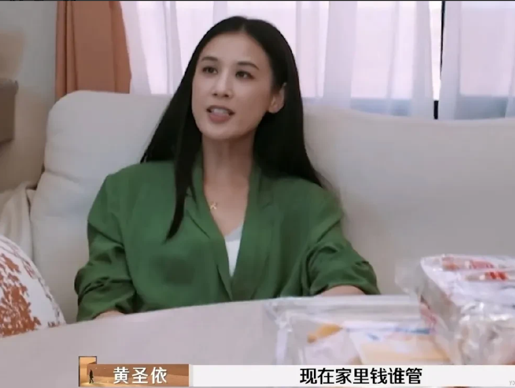 歌手李行亮对杨子说：“我的钱都归我老婆管，头两年我有公司我还知道我挣了多少钱，从