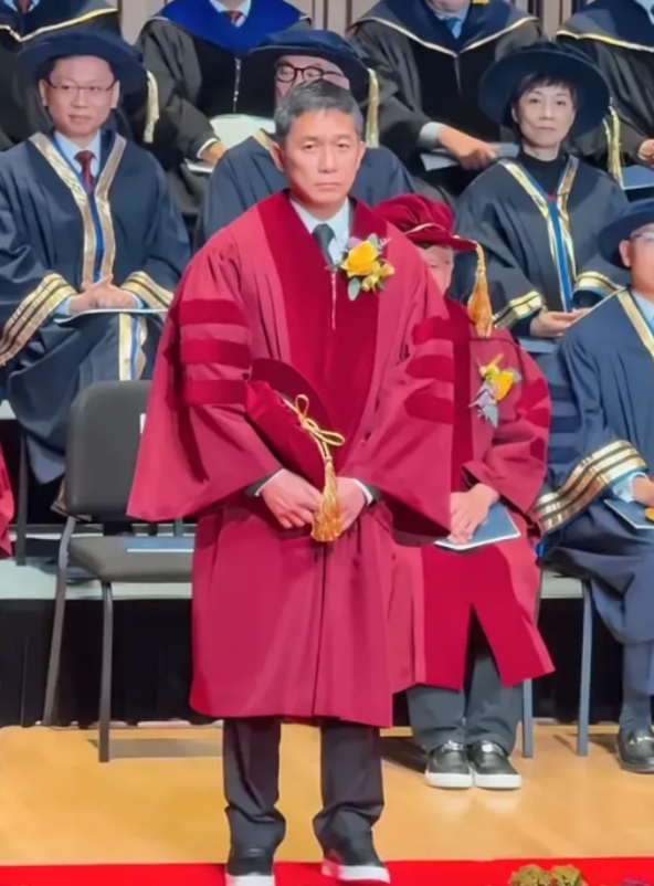 梁朝伟的社恐症似乎又发作了！只见他脸上带着木讷且可怜巴巴的神情，恰似一个害羞腼腆