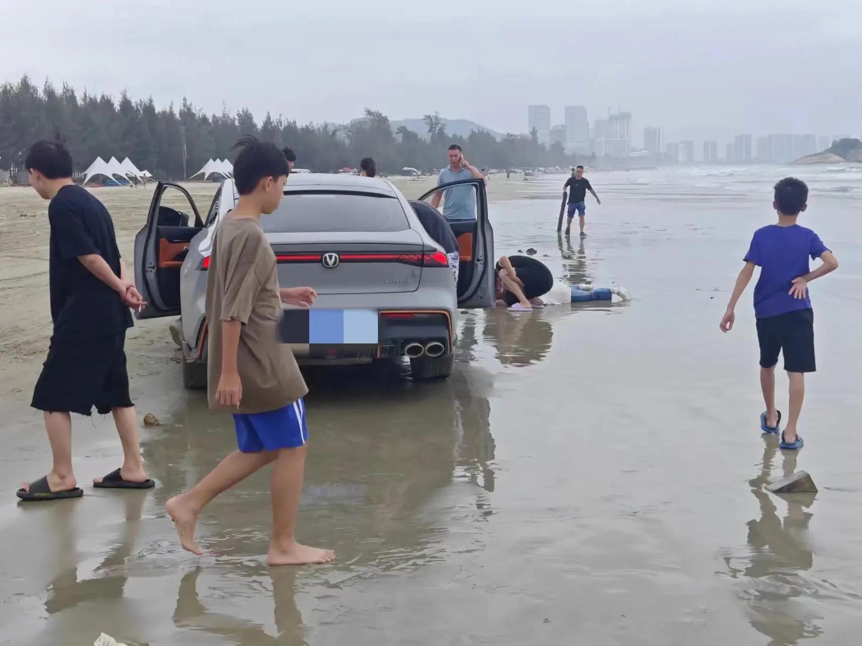 广东惠州市双月湾狮子岛沙滩，一辆东莞车牌的轿车在沙滩上飙车，并将沙滩上一女游客撞
