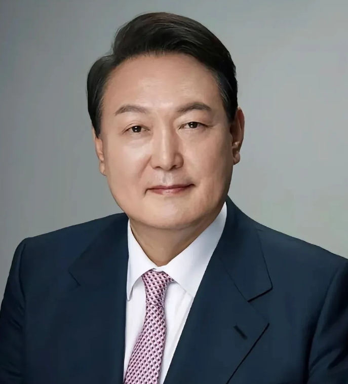 尹锡悦没抓着，却抓了金建希。韩媒爆，韩国总统夫人金建希早晨在外面遛狗时被捕！
