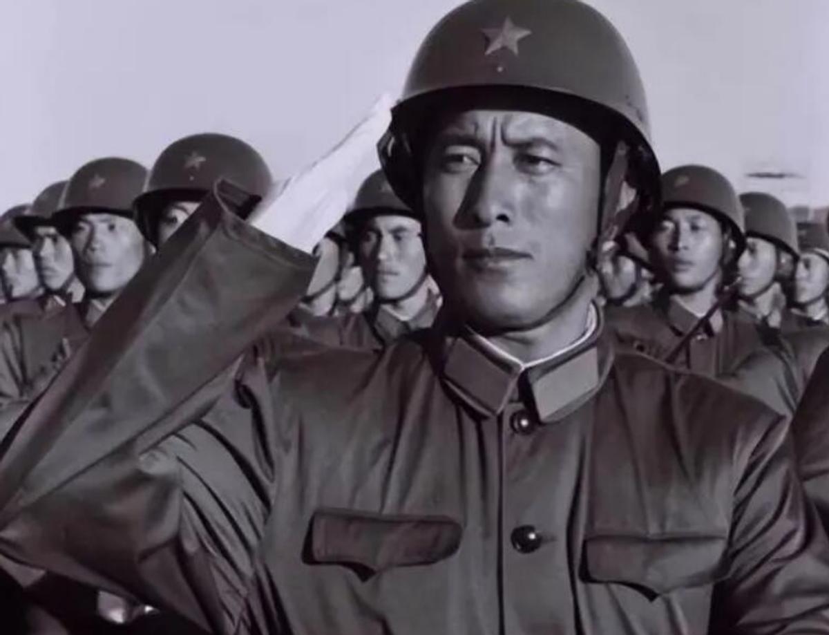 他叫李良辉，和平年代能靠着自身努力晋升到中将，但谁又能想到，2000年，发生在新