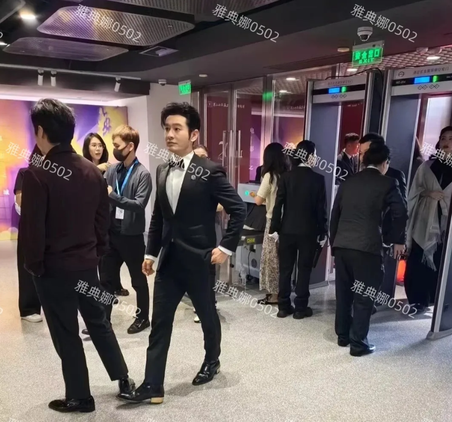 黄晓明上海电影节生图，本人个子不高头大身子短比例不太好，假发太厚太多看着不利索。