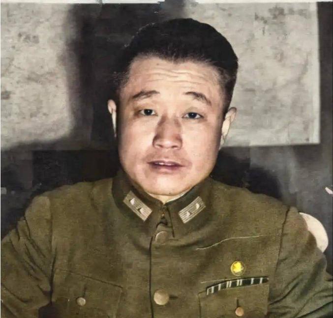 [微风]1949年1月11日，被俘的杜聿明被押到一处村庄，解放军给他端上了红烧牛