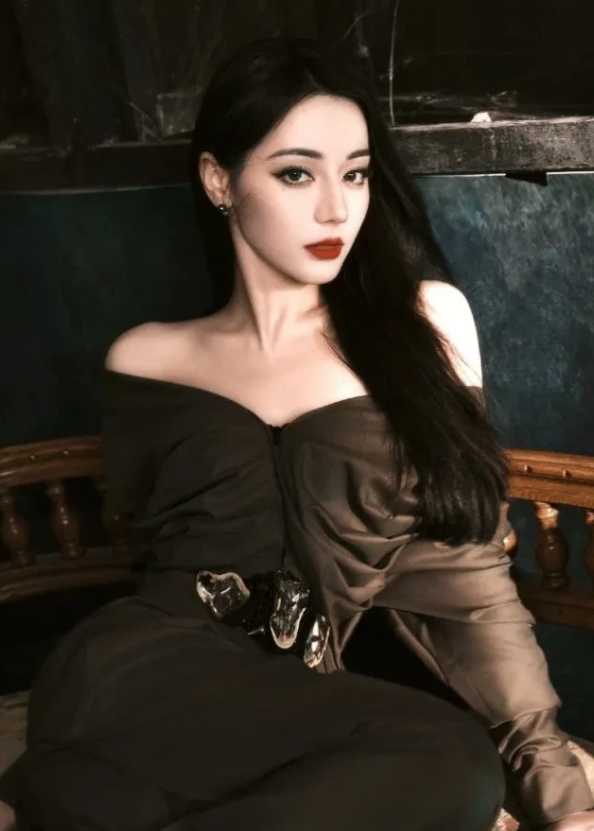 据说这俩谈过
真的假的
一个是明艳的大美女迪丽热巴，一个是男人味十足的帅哥黄景瑜