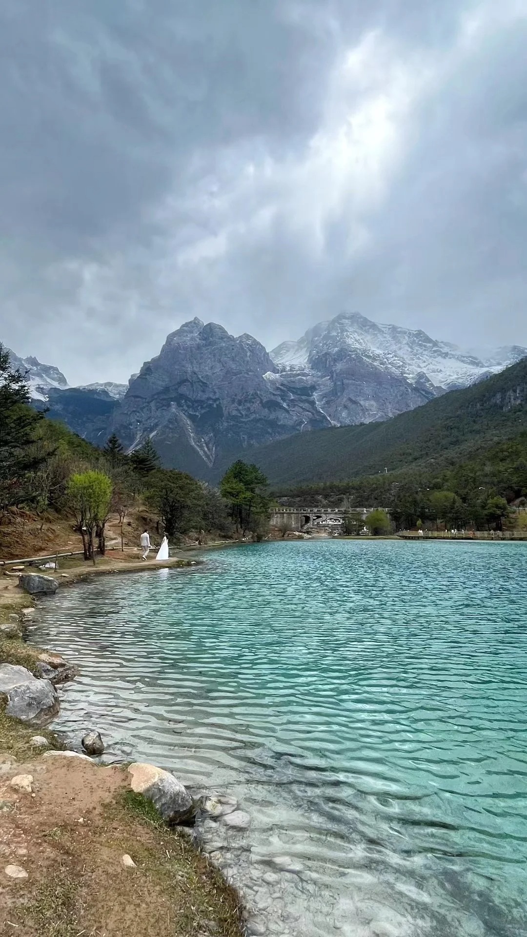旅游完突然觉得人生没有了意义
之前出去玩从未有过的失落感，风景很美，和朋友也玩得