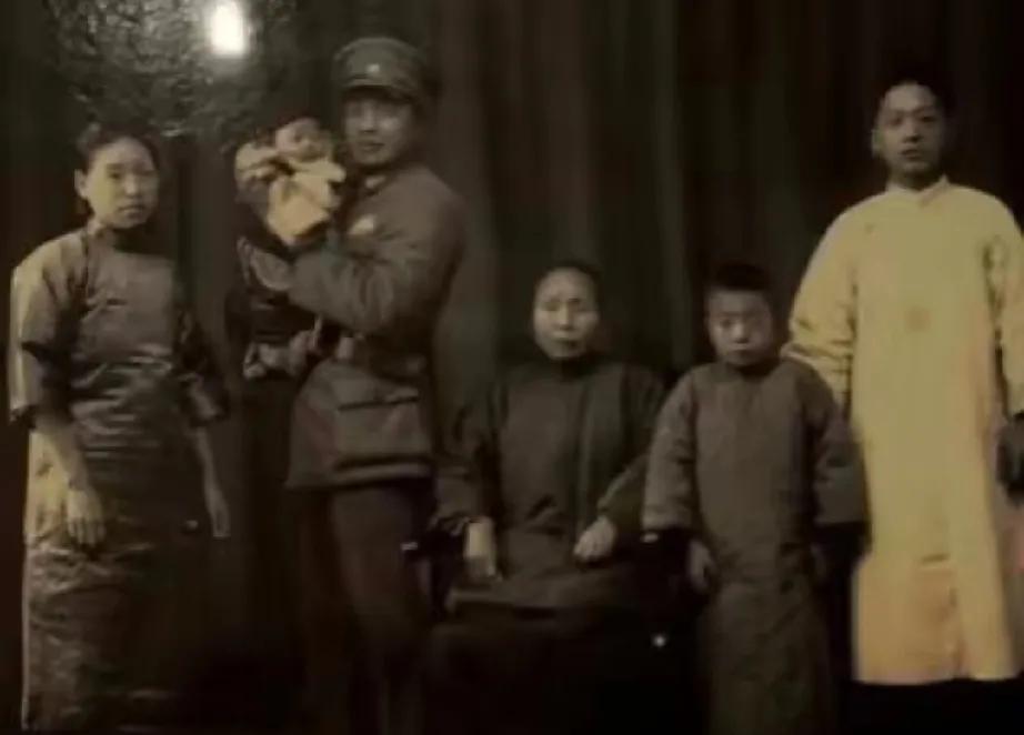 1927年，“草包”将军汤恩伯与家人的一张合影！
照片中六人，从左到右分别是：汤