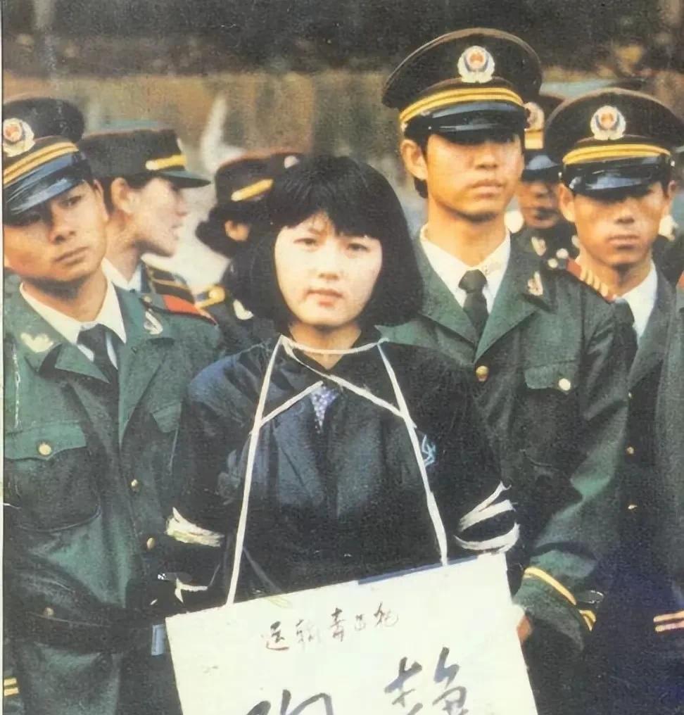 1991年，陶静被押赴刑场，即将被执行死刑时的留影，她的表情没有一丝的恐惧，显得