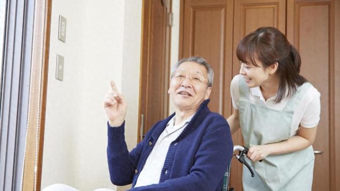 老汉年轻时候抛弃妻女，年老了被抛弃，居然还回来找亲生女儿养老