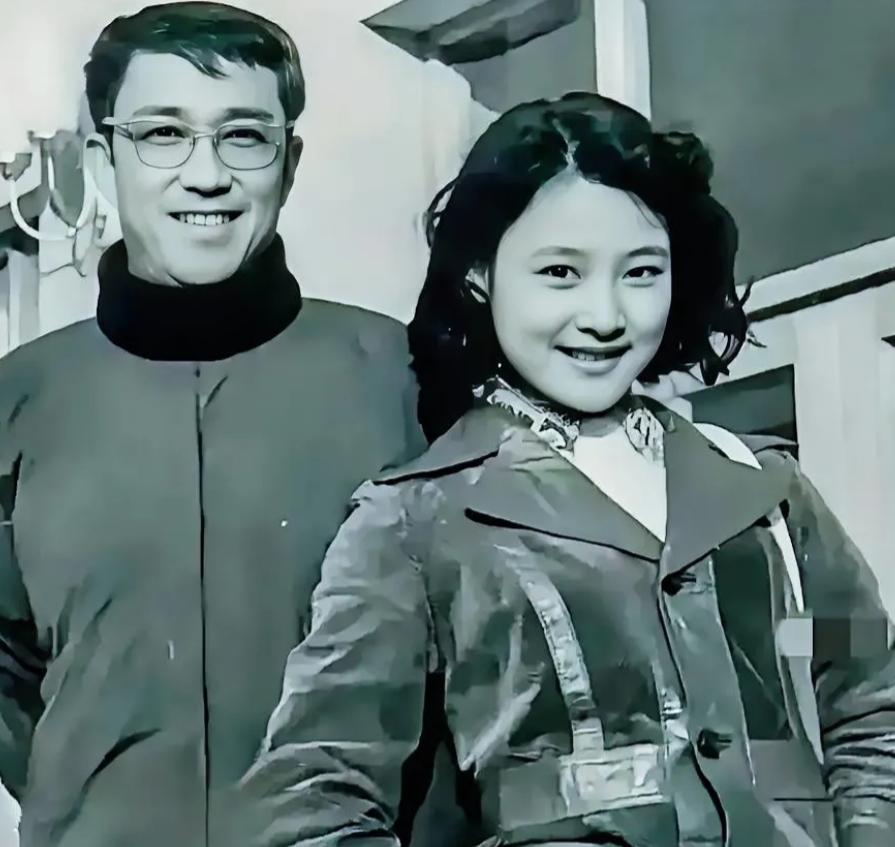 电影《青春》是70年代谢晋执导的，这张黑白照片中的美女当时饰演的亚妹。她在片中是