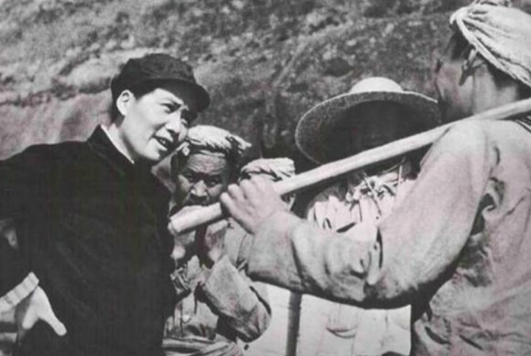1929年1月，为了突破国民党军队的“进剿”，毛主席、朱德率领红四军离开井冈山，