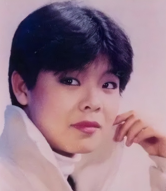 1999年，27岁的谢津洗完澡后，从23层高楼一跃而下，临终时，她躺在母亲的怀里