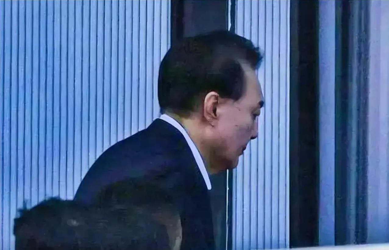 尹锡悦今天下午乘坐凯迪拉克前往法院，今天的庭审对他的人生至关重要。因为他已经被关