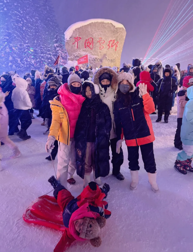 蔡少芬一家在雪乡!
一家五口玩得很开心，小儿子直接躺在了地上，作为香港人她一定很