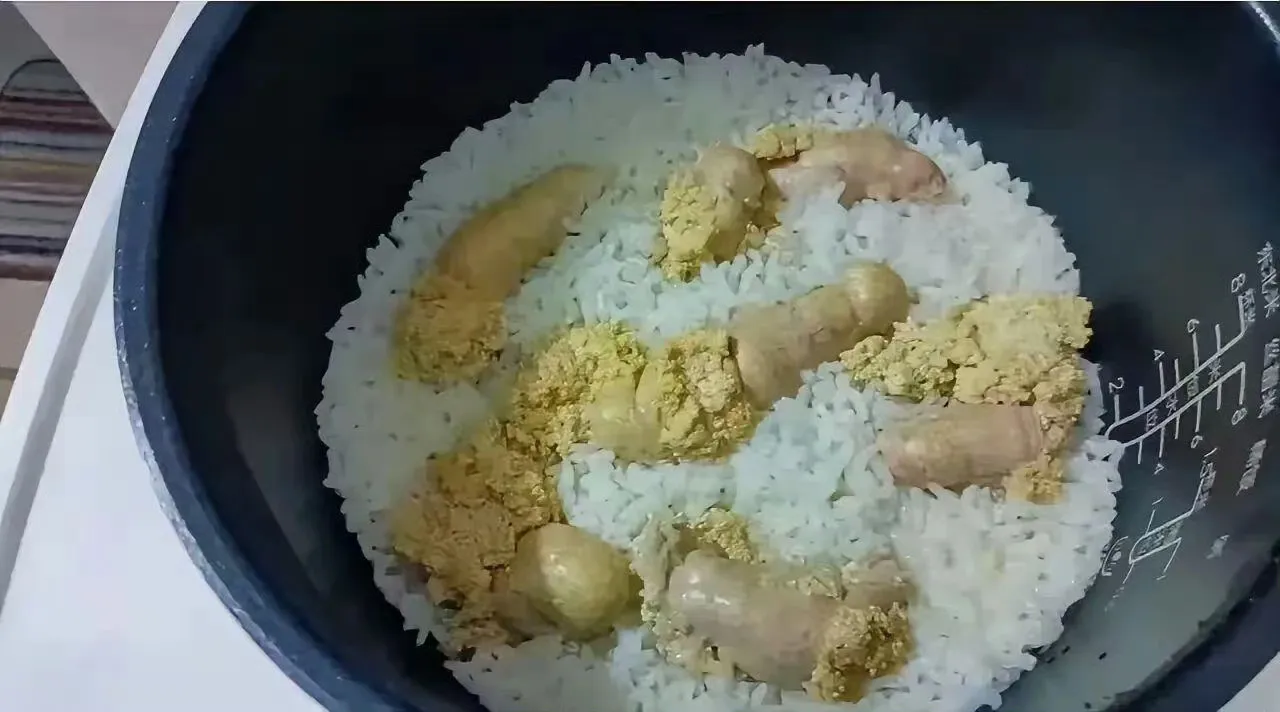 去朋友家吃饭，我去舀米饭，看到了这一幕