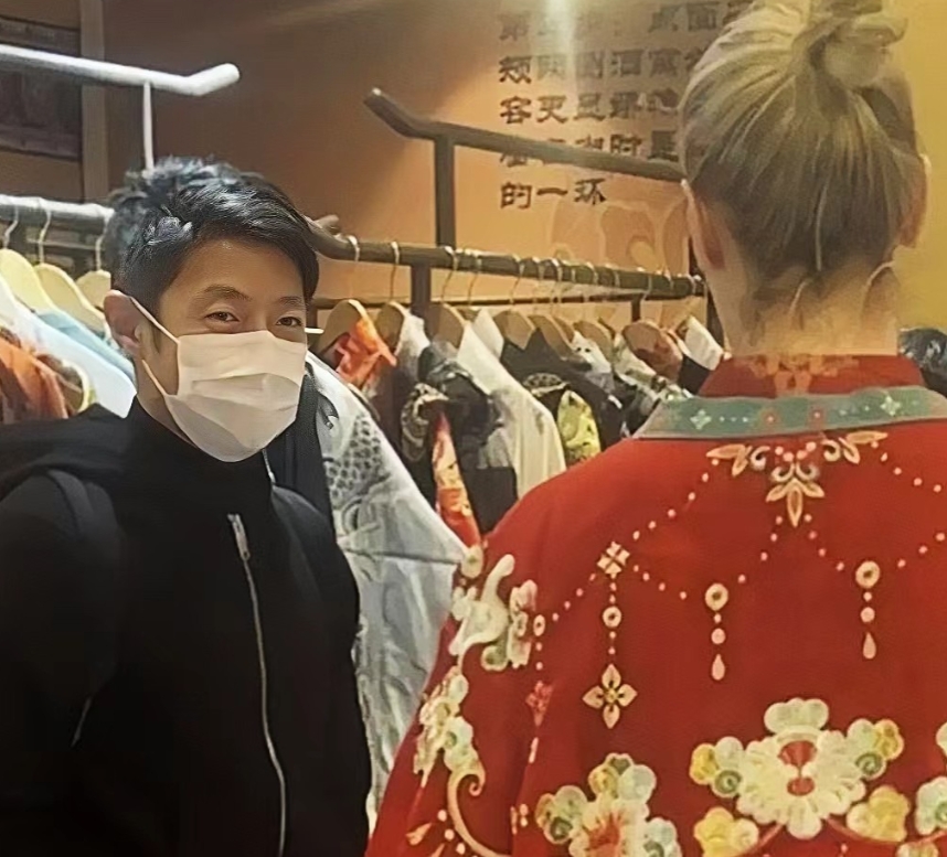 妻子李白太美，直叫撒贝宁看直了眼！近日，撒贝宁带着妻子、儿女前往西安游玩，并带她