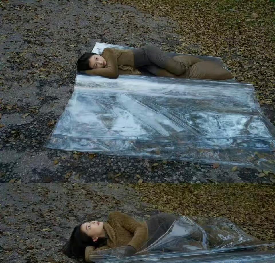 周冬雨的裤子独具匠心，吸引了不少目光。尽管如此，普通人可能会觉得这种风格难以驾驭