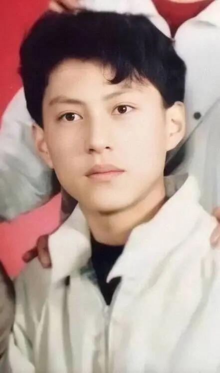 儒雅靳东: 书卷气与老干部气质之完美融合