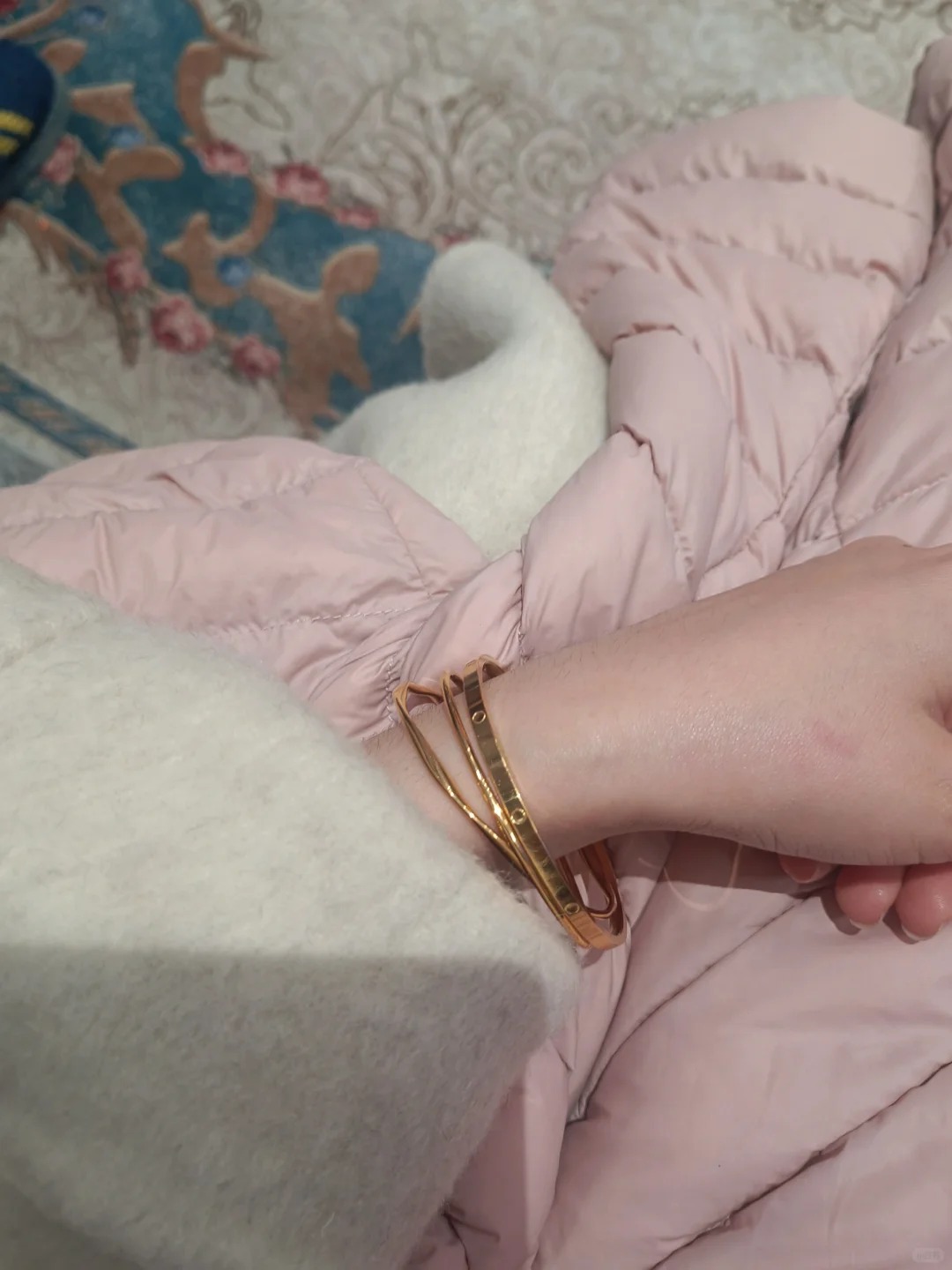 金手镯真的好土，谁懂
收回我以前的话，现在看来美貌的要命（爸爸送的真香），想看看