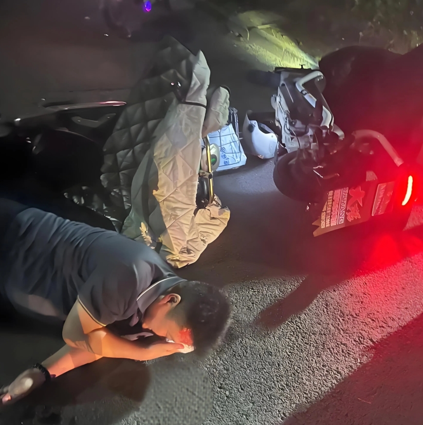 江苏淮安，男子晚上9点多，把车停路边等妻子，一小伙步行横过马路，又中途折返，经过