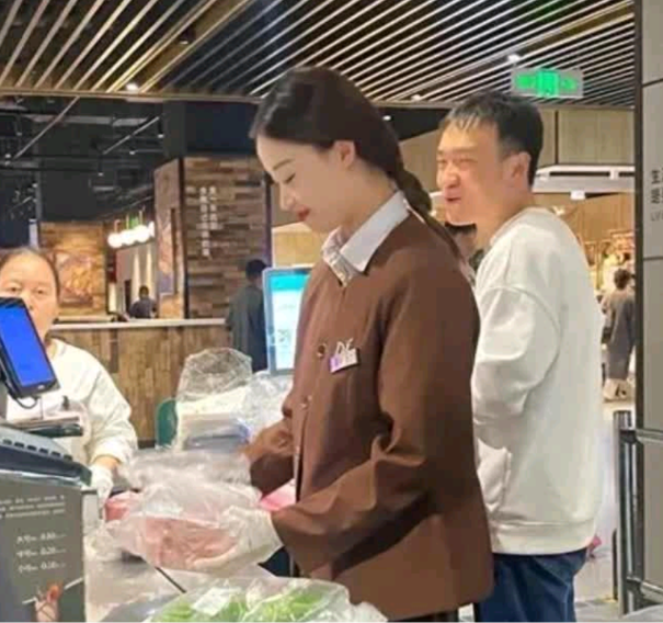 胖东来神似倪妮员工离职。网友：这么好的福利不要了，难道是找到了更好的？