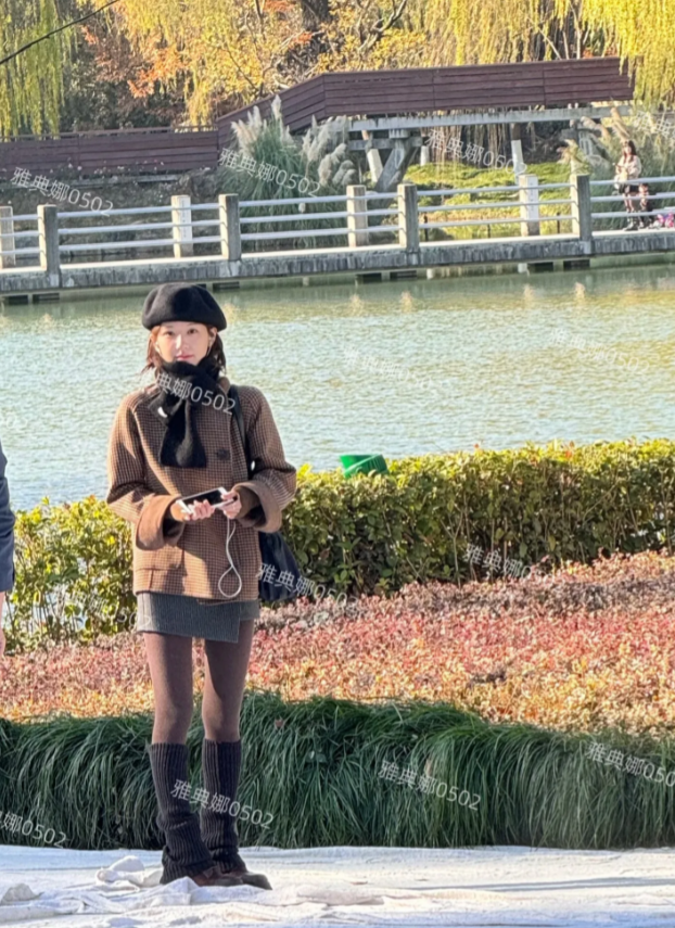 临安博物馆偶遇赵露思拍戏，她今天的造型好适合她，贝雷帽格呢子大姨配上短裙长筒靴显