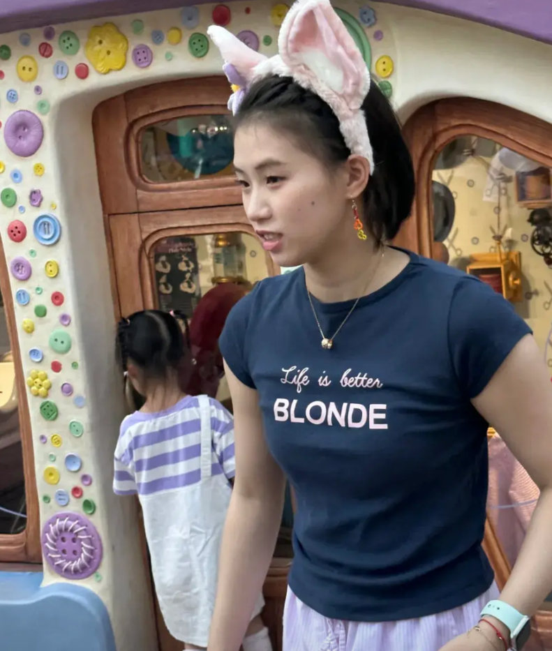 陈芋汐在上海迪士尼，贴着假睫毛，不到43公斤的她，真的很瘦，但是长期训练导致她的